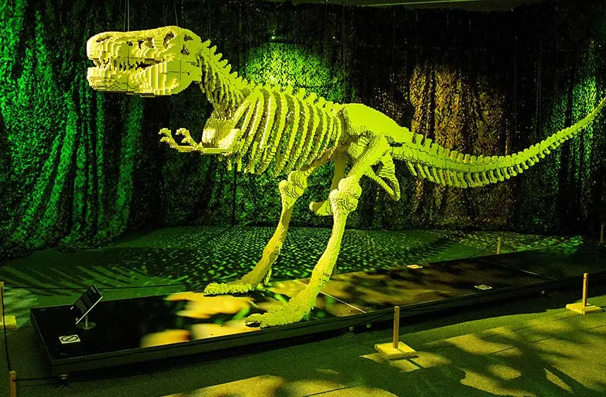 Dinosauro con LEGO® bricks nella mostra The Art Of The Brick Bordeaux